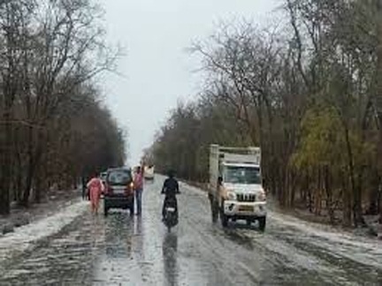 छत्तीसगढ़ के कई हिस्सों में झमाझम बारिश, ओले भी गिरे छत्तीसगढ़ के कई हिस्सों में झमाझम बारिश, ओले भी गिरे