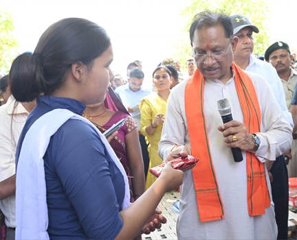 बैगा समुदाय की बिटिया ने किया टॉप, मुख्यमंत्री से की मुलाकात बैगा समुदाय की बिटिया ने किया टॉप, मुख्यमंत्री से की मुलाकात