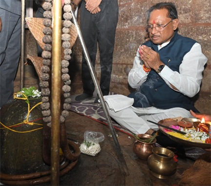 मुख्यमंत्री ने तेरहवीं शताब्दी के प्राचीन शिव व हनुमान मंदिर के किए दर्शन मुख्यमंत्री ने तेरहवीं शताब्दी के प्राचीन शिव व हनुमान मंदिर के किए दर्शन