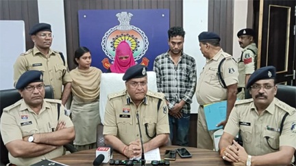 बांग्लादेशी पति के साथ भारत आई और फर्जी दस्तावेजों से बनवा लिया पैन कार्ड, वोटर आईडी बांग्लादेशी पति के साथ भारत आई और फर्जी दस्तावेजों से बनवा लिया पैन कार्ड, वोटर आईडी