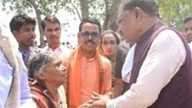 मुख्यमंत्री विष्णु देव साय सुशासन तिहार में अचानक पहुंचे सक्ती जिले के ग्राम करिगांव: पीपल के पेड़ के नीचे चौपाल लगाकर सुनी ग्रामीणों की समस्याए