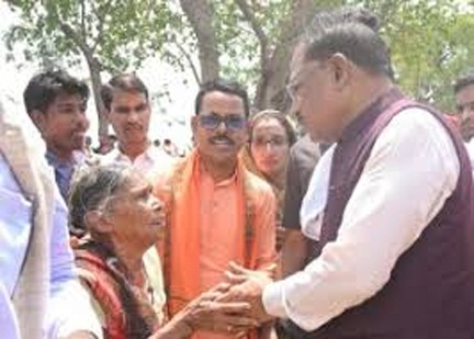 मुख्यमंत्री विष्णु देव साय सुशासन तिहार में अचानक पहुंचे सक्ती जिले के ग्राम करिगांव: पीपल के पेड़ के नीचे चौपाल लगाकर सुनी ग्रामीणों की समस्याए मुख्यमंत्री विष्णु देव साय सुशासन तिहार में अचानक पहुंचे सक्ती जिले के ग्राम करिगांव: पीपल के पेड़ के नीचे चौपाल लगाकर सुनी ग्रामीणों की समस्याए