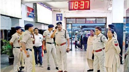 रायपुर एयरपोर्ट पर विजिटर्स एंट्री बैन, रेलवे पुलिस भी अलर्ट मोड पर रायपुर एयरपोर्ट पर विजिटर्स एंट्री बैन, रेलवे पुलिस भी अलर्ट मोड पर