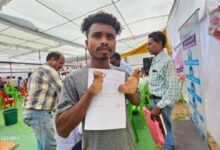दिव्यांग ने सरकार से लगाई मदद की गुहार…हाथ में पूरी उंगलियां नहीं, इसलिए नहीं बन रहा आधार कार्ड, न योजनाओं का लाभ मिल रहा न ही कॉलेज में भर्ती…
