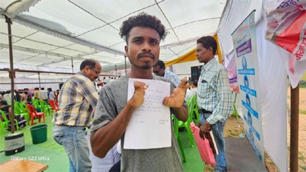 दिव्यांग ने सरकार से लगाई मदद की गुहार…हाथ में पूरी उंगलियां नहीं, इसलिए नहीं बन रहा आधार कार्ड, न योजनाओं का लाभ मिल रहा न ही कॉलेज में भर्ती… दिव्यांग ने सरकार से लगाई मदद की गुहार…हाथ में पूरी उंगलियां नहीं, इसलिए नहीं बन रहा आधार कार्ड, न योजनाओं का लाभ मिल रहा न ही कॉलेज में भर्ती…