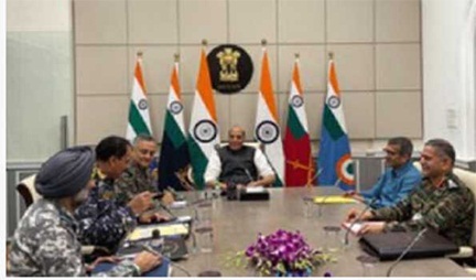 राजनाथ ने शीर्ष सैन्य अधिकारियों के साथ पश्चिमी सीमा पर सुरक्षा स्थिति की समीक्षा की राजनाथ ने शीर्ष सैन्य अधिकारियों के साथ पश्चिमी सीमा पर सुरक्षा स्थिति की समीक्षा की