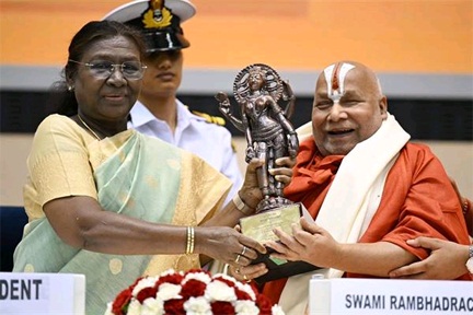 मुख्यमंत्री डॉ. यादव ने स्वामी श्री रामभद्राचार्य को ज्ञानपीठ पुरस्कार से सम्मानित होने पर दी बधाई मुख्यमंत्री डॉ. यादव ने स्वामी श्री रामभद्राचार्य को ज्ञानपीठ पुरस्कार से सम्मानित होने पर दी बधाई