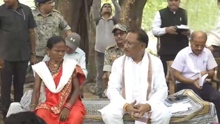 CM साय इमली पेड़ के नीचे चौपाल लगाकर सुनीं ग्रामीणों की समस्याएं CM साय इमली पेड़ के नीचे चौपाल लगाकर सुनीं ग्रामीणों की समस्याएं