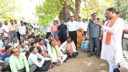 कोरिया पहुंचे CM साय, स्कूल प्रांगण में लगाया चौपाल, सौगातों की लगाई झड़ी… कोरिया पहुंचे CM साय, स्कूल प्रांगण में लगाया चौपाल, सौगातों की लगाई झड़ी…