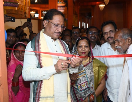 मुख्यमंत्री ने दोकड़ा में पीएम आवास योजना के हितग्राही संतु चक्रेस को चाबी देकर गृह प्रवेश कराया मुख्यमंत्री ने दोकड़ा में पीएम आवास योजना के हितग्राही संतु चक्रेस को चाबी देकर गृह प्रवेश कराया