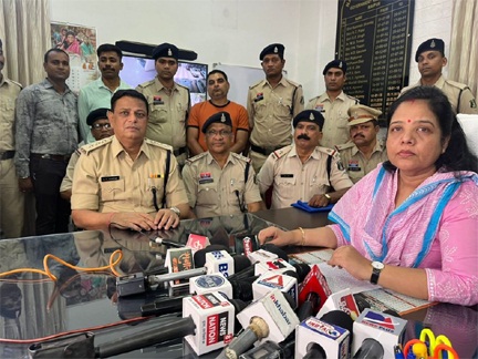 GRP ने 65 लाख की चोरी में की रिकवरी…रावरकेला का ज्वेलरी व्यापारी गिरफ्तार GRP ने 65 लाख की चोरी में की रिकवरी…रावरकेला का ज्वेलरी व्यापारी गिरफ्तार