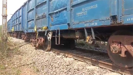 रायपुर में मालगाड़ी के 2 डिब्बे पटरी से उतरे रायपुर में मालगाड़ी के 2 डिब्बे पटरी से उतरे