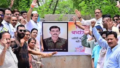 कांग्रेस नेताओं ने दिया धरना, पूर्व सैनिकों ने याद की शहादत