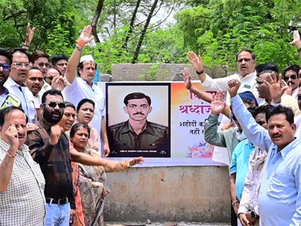 कांग्रेस नेताओं ने दिया धरना, पूर्व सैनिकों ने याद की शहादत कांग्रेस नेताओं ने दिया धरना, पूर्व सैनिकों ने याद की शहादत