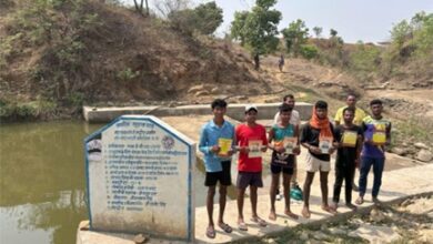 नाला में बने चेक डेम से पानी को तरसते किसानों के चेहरे पर आई मुस्कान