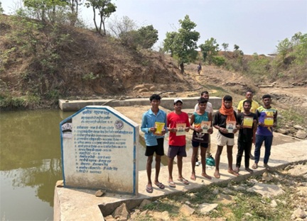 नाला में बने चेक डेम से पानी को तरसते किसानों के चेहरे पर आई मुस्कान नाला में बने चेक डेम से पानी को तरसते किसानों के चेहरे पर आई मुस्कान