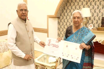 राज्यपाल मंगुभाई पटेल से उत्तरप्रदेश की राज्यपाल आनंदीबेन पटेल की सौजन्य भेंट राज्यपाल मंगुभाई पटेल से उत्तरप्रदेश की राज्यपाल आनंदीबेन पटेल की सौजन्य भेंट