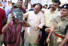 मुख्यमंत्री विष्णु देव साय ने चौपाल में अपने हाथों से दो युवाओं को पहनाया हेलमेट
