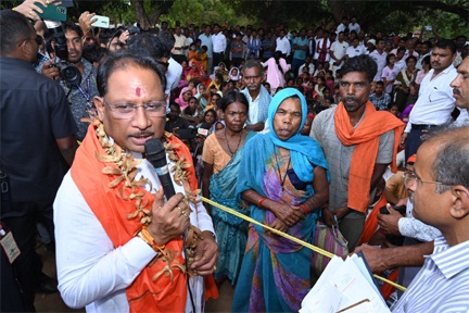 मुख्यमंत्री विष्णु देव साय का हरगवां गांव में औचक दौरा मुख्यमंत्री विष्णु देव साय का हरगवां गांव में औचक दौरा
