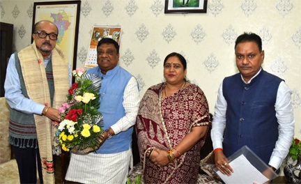राज्यपाल रमेन डेका से पूर्व नेताप्रतिपक्ष चंदेल एवं हस्त शिल्प विकास बोर्ड की अध्यक्ष राजपूत ने सौजन्य भेंट की राज्यपाल रमेन डेका से पूर्व नेताप्रतिपक्ष चंदेल एवं हस्त शिल्प विकास बोर्ड की अध्यक्ष राजपूत ने सौजन्य भेंट की