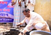 मुख्यमंत्री साय ने राजमिस्त्री बनकर सोखता गड्ढे के लिए की ईंट जोड़ाई: पानी बचाने के लिए जल संचयन वाहिनी के कार्यों की सराहना