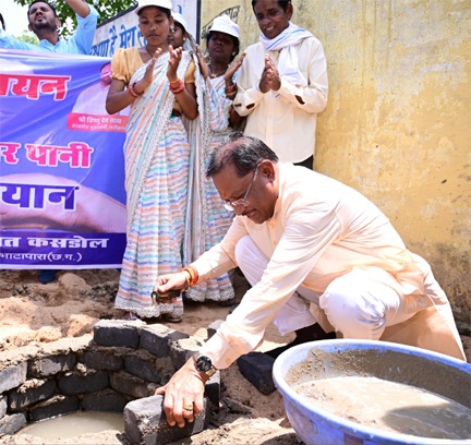 मुख्यमंत्री साय ने राजमिस्त्री बनकर सोखता गड्ढे के लिए की ईंट जोड़ाई: पानी बचाने के लिए जल संचयन वाहिनी के कार्यों की सराहना मुख्यमंत्री साय ने राजमिस्त्री बनकर सोखता गड्ढे के लिए की ईंट जोड़ाई: पानी बचाने के लिए जल संचयन वाहिनी के कार्यों की सराहना
