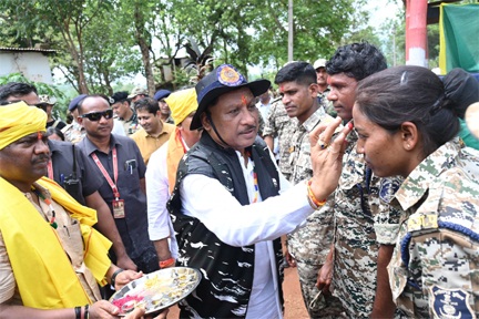 मुख्यमंत्री विष्णु देव साय ने आज नारायणपुर जिले के बासिंग कैंप में अबूझमाड़ में दो दिन पहले हुए सफल ऑपरेशन में शामिल जवानों से मुलाकात की मुख्यमंत्री विष्णु देव साय ने आज नारायणपुर जिले के बासिंग कैंप में अबूझमाड़ में दो दिन पहले हुए सफल ऑपरेशन में शामिल जवानों से मुलाकात की