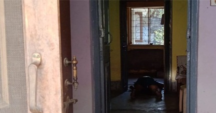 पड़ोसियों की शिकायत पर पहुंची पुलिस, तो रिटायर्ड टीचर और पत्नी की मिली लाश, मचा हड़कंप पड़ोसियों की शिकायत पर पहुंची पुलिस, तो रिटायर्ड टीचर और पत्नी की मिली लाश, मचा हड़कंप