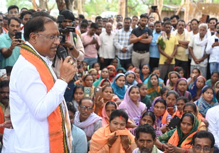 गुलमोहर पेड़ के नीचे लगी मुख्यमंत्री की चौपाल: सारंगढ़-बिलाइगढ़ जिले के ग्राम कनकबीरा में उतरा मुख्यमंत्री का उड़नखटोला गुलमोहर पेड़ के नीचे लगी मुख्यमंत्री की चौपाल: सारंगढ़-बिलाइगढ़ जिले के ग्राम कनकबीरा में उतरा मुख्यमंत्री का उड़नखटोला