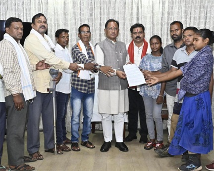 मुख्यमंत्री विष्णु देव साय से नक्सल हिंसा पीड़ितों के प्रतिनिधिमंडल ने की मुलाकात मुख्यमंत्री विष्णु देव साय से नक्सल हिंसा पीड़ितों के प्रतिनिधिमंडल ने की मुलाकात