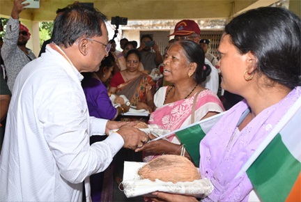 मुख्यमंत्री ने तिरंगा यात्रा के अवसर पर शहीदों के परिजनों को शाल और श्रीफल भेंटकर सम्मानित किया मुख्यमंत्री ने तिरंगा यात्रा के अवसर पर शहीदों के परिजनों को शाल और श्रीफल भेंटकर सम्मानित किया
