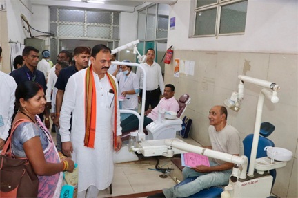 स्वास्थ्य मंत्री श्याम बिहारी जायसवाल ने रायपुर दंत चिकित्सा महाविद्यालय का किया निरीक्षण, स्वास्थ्य सुविधाओं को सुदृढ़ करने के दिए निर्देश स्वास्थ्य मंत्री श्याम बिहारी जायसवाल ने रायपुर दंत चिकित्सा महाविद्यालय का किया निरीक्षण, स्वास्थ्य सुविधाओं को सुदृढ़ करने के दिए निर्देश