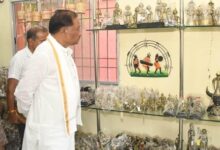 मुख्यमंत्री साय का शिल्प नगरी कोंडागांव के शबरी एंपोरियम पहुंचे