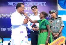 मुख्यमंत्री को माँ ने दिया अपना आशीर्वाद—स्नेह से छुआ गाल, हृदय से कहा धन्यवाद