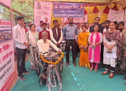 भारत नेताम को सुशासन तिहार में मिली ट्राईसाइकिल भारत नेताम को सुशासन तिहार में मिली ट्राईसाइकिल