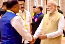 नीति आयोग की बैठक में दिखी आत्मीयता: जब प्रधानमंत्री नरेंद्र मोदी ने मुख्यमंत्री विष्णुदेव साय का थामा हाथ और कहा – छत्तीसगढ़ की बात अभी बाकी है
