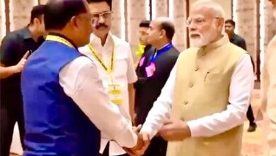 नीति आयोग की बैठक में दिखी आत्मीयता: जब प्रधानमंत्री नरेंद्र मोदी ने मुख्यमंत्री विष्णुदेव साय का थामा हाथ और कहा – छत्तीसगढ़ की बात अभी बाकी है