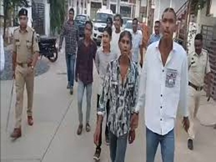 खुद को रायपुर का डॉन बताने वाले बदमाशों का पुलिस ने निकाला जुलूस खुद को रायपुर का डॉन बताने वाले बदमाशों का पुलिस ने निकाला जुलूस