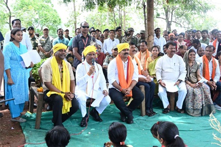 मुख्यमंत्री विष्णु देव साय ने बासिंग में लगाई चौपाल मुख्यमंत्री विष्णु देव साय ने बासिंग में लगाई चौपाल