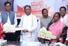 मुख्यमंत्री ने बिरहोर महिलाओं को सौंपी पक्के आवास की चाबी