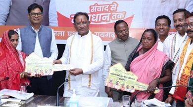 मुख्यमंत्री ने बिरहोर महिलाओं को सौंपी पक्के आवास की चाबी