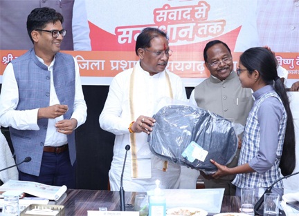 मुख्यमंत्री ने प्रतिभावान विद्यार्थियों को किया सम्मानित मुख्यमंत्री ने प्रतिभावान विद्यार्थियों को किया सम्मानित