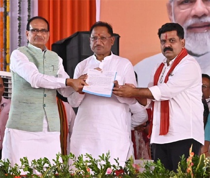अब कोई गरीब कच्चे मकान में नहीं रहेगा, सबके बनेंगे पक्के मकान : केंद्रीय मंत्री चौहान अब कोई गरीब कच्चे मकान में नहीं रहेगा, सबके बनेंगे पक्के मकान : केंद्रीय मंत्री चौहान