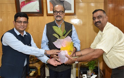 राज्यपाल रमेन डेका से भावसार फाउंडेशन के आंचलिक प्रमुख सिंह ने सौजन्य भेंट की राज्यपाल रमेन डेका से भावसार फाउंडेशन के आंचलिक प्रमुख सिंह ने सौजन्य भेंट की