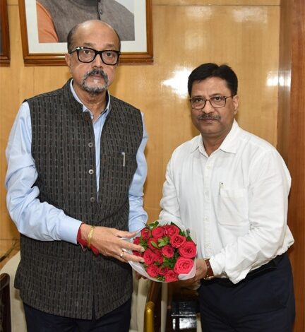 राज्यपाल रमेन डेका से पंडित रविशंकर शुक्ल विश्वविद्यालय के कुलपति ने की सौजन्य भेंट राज्यपाल रमेन डेका से पंडित रविशंकर शुक्ल विश्वविद्यालय के कुलपति ने की सौजन्य भेंट