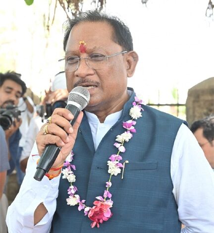 मुख्यमंत्री अचानक पहुंचे बेमेतरा के सहसपुर, लिया ग्रामीणों से सीधा फीडबैक मुख्यमंत्री अचानक पहुंचे बेमेतरा के सहसपुर, लिया ग्रामीणों से सीधा फीडबैक