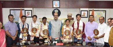 राज्यपाल रमेन डेका से सरस्वती शिक्षा संस्थान के मेधावी विद्यार्थियों ने की मुलाकात