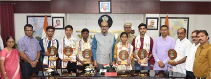 राज्यपाल रमेन डेका से सरस्वती शिक्षा संस्थान के मेधावी विद्यार्थियों ने की मुलाकात राज्यपाल रमेन डेका से सरस्वती शिक्षा संस्थान के मेधावी विद्यार्थियों ने की मुलाकात
