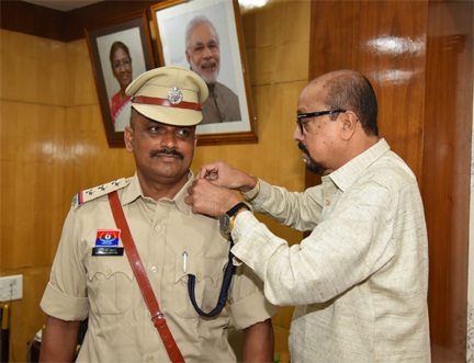 राज्यपाल की सुरक्षा में तैनात निरीक्षक के उप पुलिस अधीक्षक पदोन्नत होने पर स्टार सेरेमनी का आयोजन राज्यपाल की सुरक्षा में तैनात निरीक्षक के उप पुलिस अधीक्षक पदोन्नत होने पर स्टार सेरेमनी का आयोजन