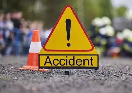 सड़क हादसे में मां-बेटे की मौत, पिता गंभीर घायल सड़क हादसे में मां-बेटे की मौत, पिता गंभीर घायल